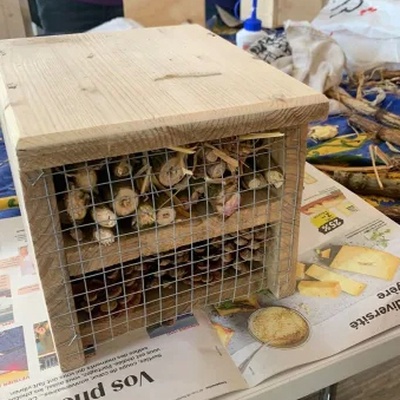 Assemblage d'un mini-hôtel à insectes