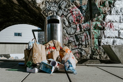 Ramassage des déchets par terre par "Sol à tous - Tous au sol"