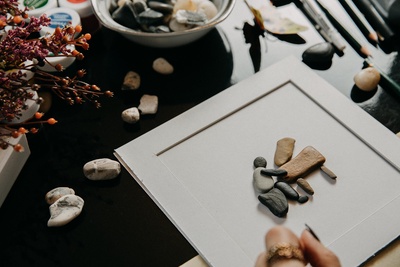 Atelier création d'un tableau avec des cailloux