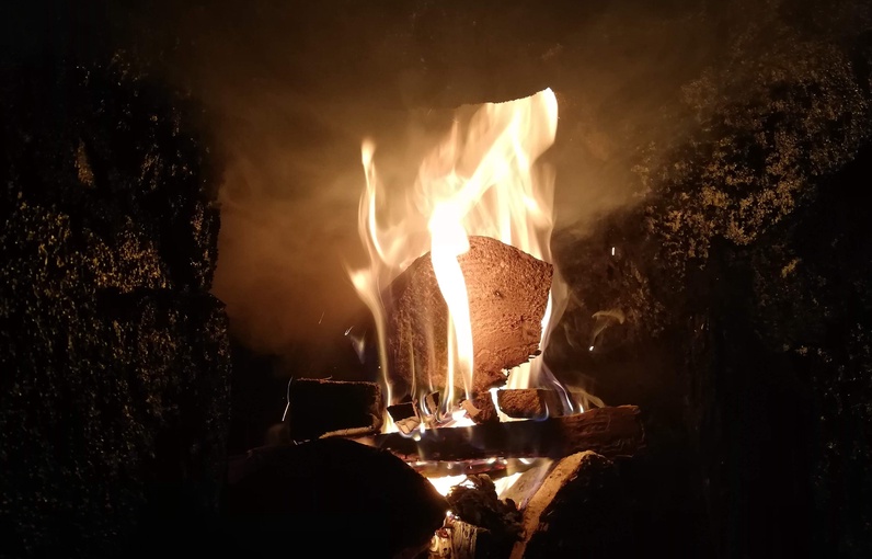 Le feu dort sous la meule