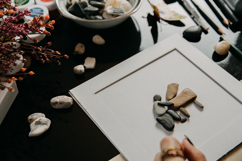 Atelier création d'un tableau avec des cailloux