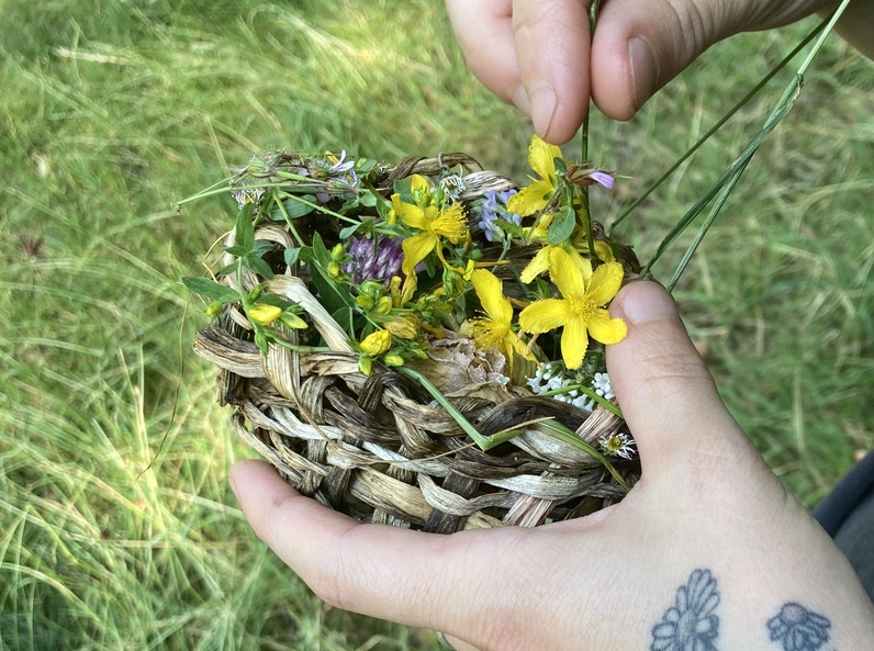 Tisser le végétal en bateaux de prière