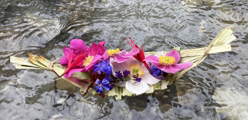 Fabriquer et mettre à l’eau des bateaux de prière